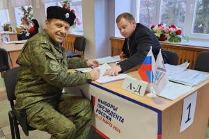 Тульский атаман Западного окружного казачества проголосовал на выборах в Луганске.