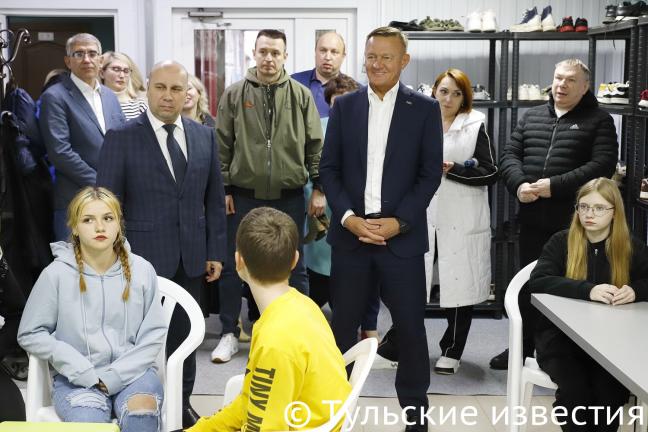 Губернатор Роман Старовойт навестил детей из Курской области, отдыхающих в тульском  загородном лагере.